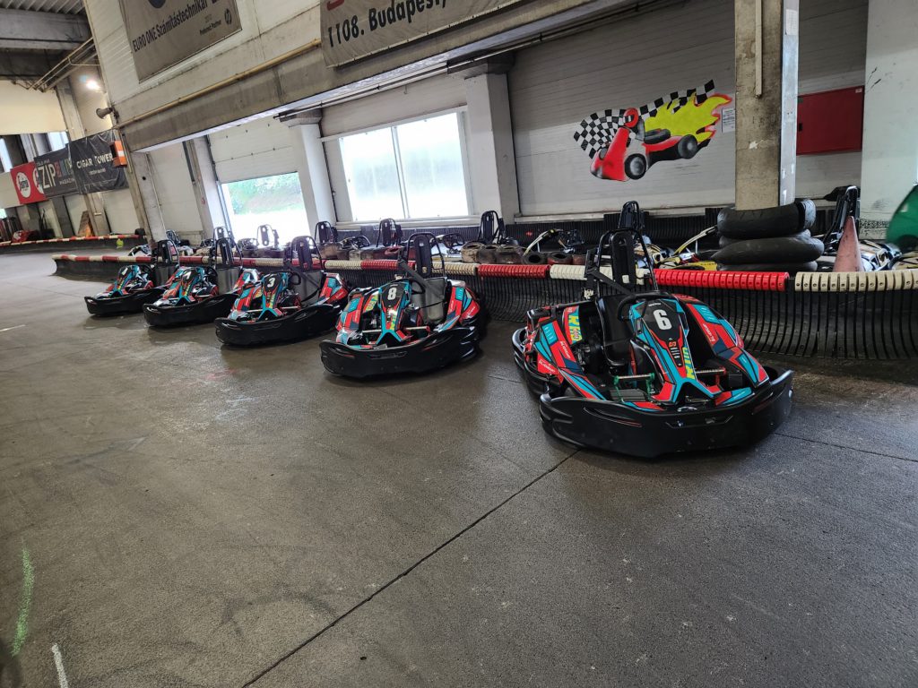 SilverKart gokartok a csarnokban