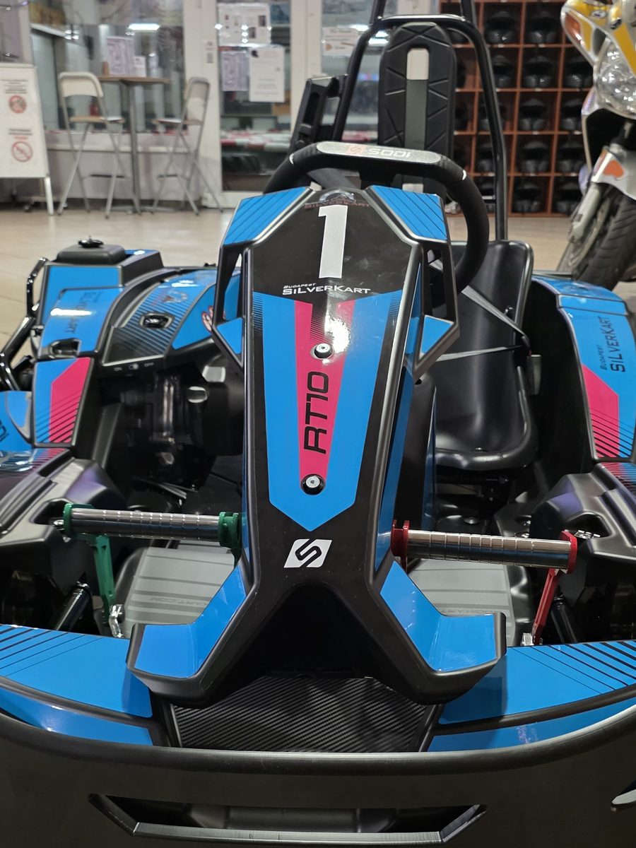 Új gokart a gokartpálya bejárata előtt
