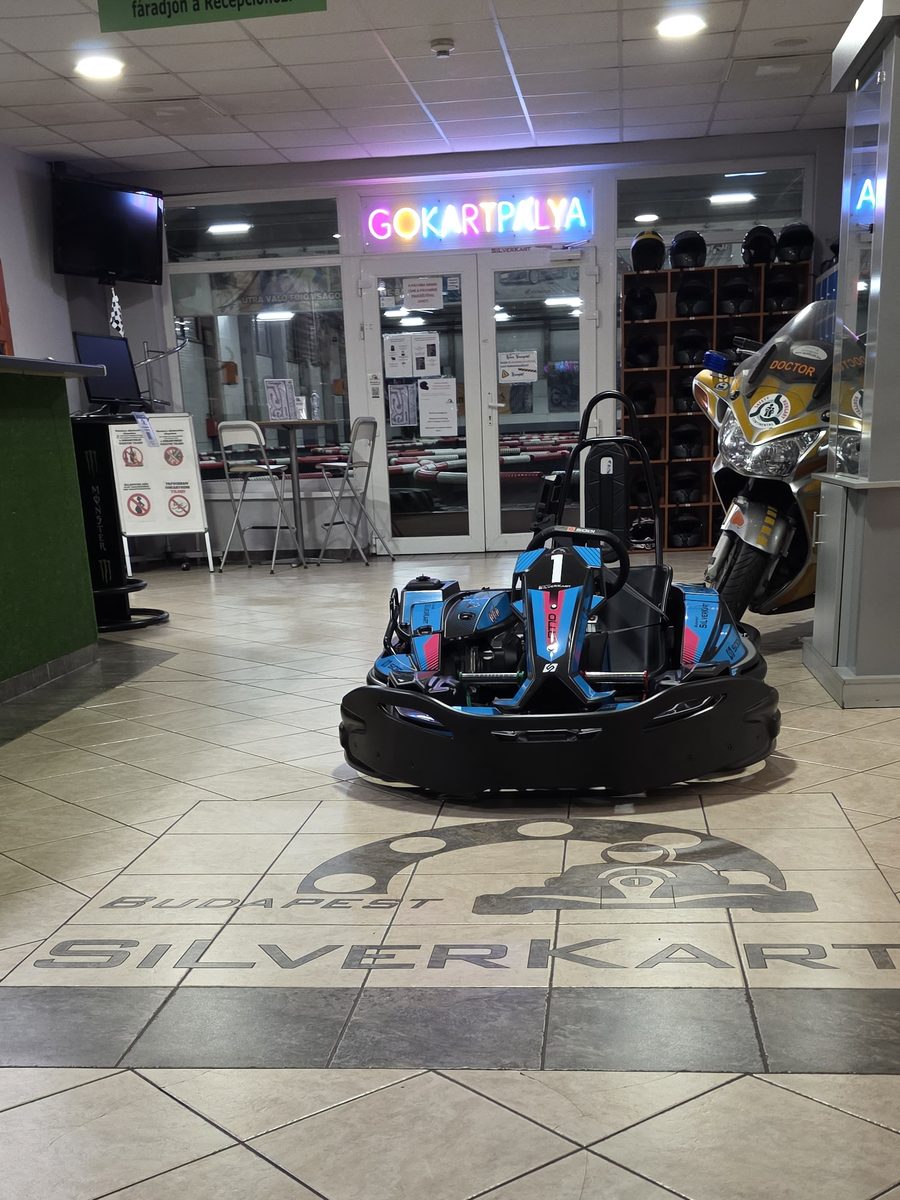 Új gokart a SilverKart recepciójánál